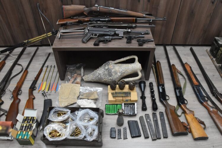 Ρέθυμνο: Σύλληψη 77χρονου που είχε μίνι οπλοστάσιο στο σπίτι του