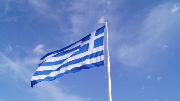 Η μεγάλη σημαία κυματίζει στο λιμάνι της Χίου για την 28η Οκτωβρίου