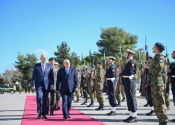 Εμβάθυνση στρατιωτικής συνεργασίας Ελλάδας–Λιβάνου με παράδοση τεθωρακισμένων και νέα εκπαιδευτικά προγράμματα