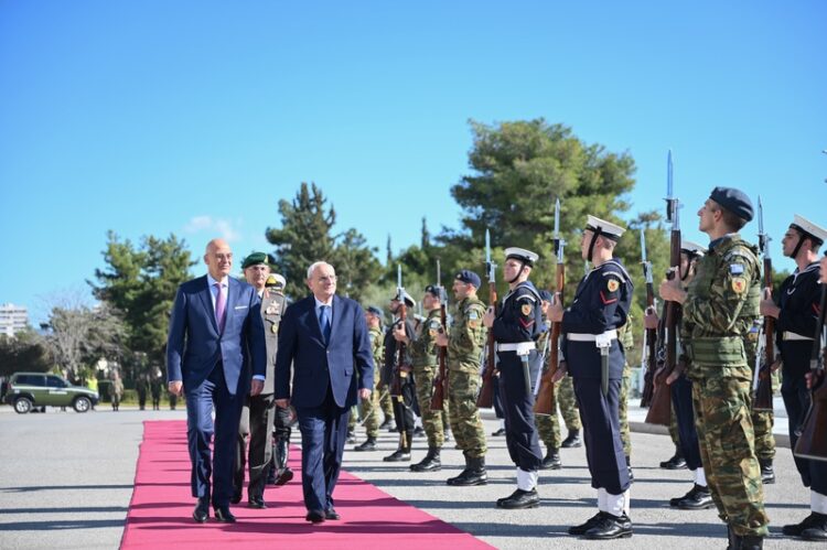 Εμβάθυνση στρατιωτικής συνεργασίας Ελλάδας–Λιβάνου με παράδοση τεθωρακισμένων και νέα εκπαιδευτικά προγράμματα