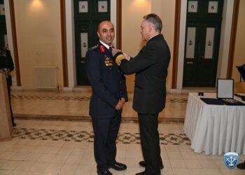 Επίδοση μεταλλίου της διαµνηµονεύσεως «Αξίας και Τιµής» στον διοικητή του Ιορδανικού Ναυτικού …Απόφοιτο της ( ΣΝΔ)