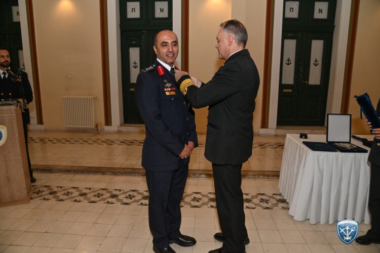 Επίδοση  μεταλλίου της διαµνηµονεύσεως «Αξίας και    Τιµής» στον διοικητή του    Ιορδανικού Ναυτικού …Απόφοιτο της  ( ΣΝΔ)