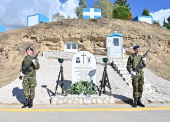 Θανάσης Δαβάκης: «Τιμούμε την πράξη αυτοθυσίας» – Παρουσία στο τρισάγιο για τον Ανθυπολοχαγό Τσιγκανέ και τον Στρατιώτη Ηγεμόνα στην Καλαμάτα