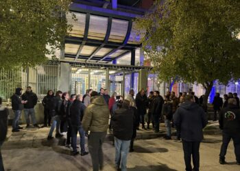 Πλήθος αγροτών Έξω από το κτήριο της Αστυνομικής Διεύθυνσης Λάρισας