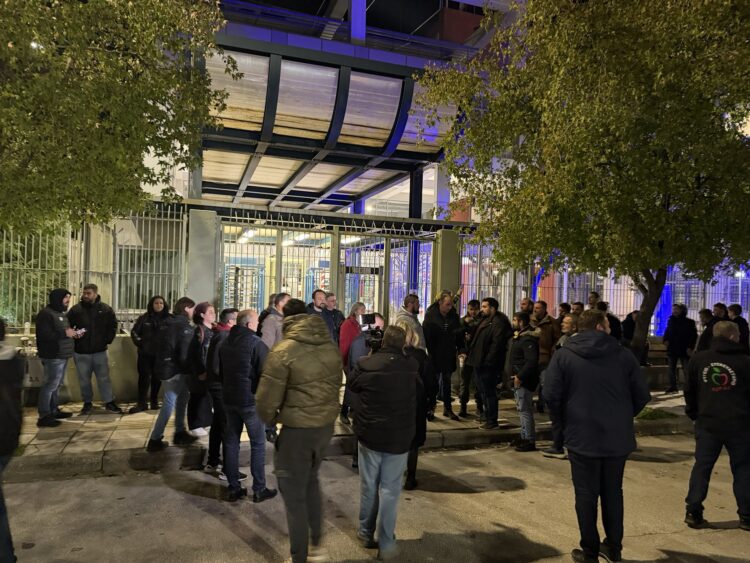 Πλήθος αγροτών Έξω από το κτήριο της Αστυνομικής Διεύθυνσης Λάρισας