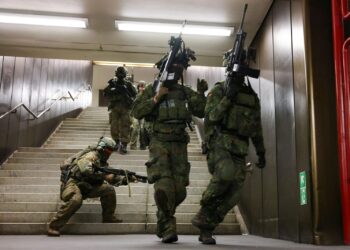 Ασκήσεις Πολέμου στο Μετρό του Βερολίνου & αποθήκευση τροφίμων σε αποθήκες (video)