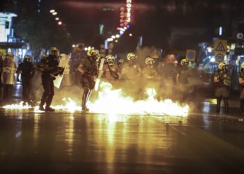 Επίθεση αντιεξουσιαστών σε δυνάμεις των ΜΑΤ στη Θεσσαλονίκη