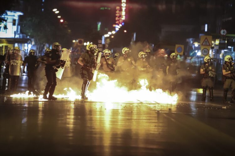 Επίθεση αντιεξουσιαστών σε δυνάμεις των ΜΑΤ στη Θεσσαλονίκη