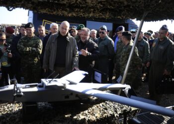 Δένδιας: «Το Αιγαίο θα κλείσει από τη στεριά» – Νέο αμυντικό δόγμα με πυραυλικά συστήματα και αντι-drone ασπίδα