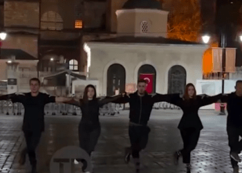 Ένα ελληνικό συγκρότημα χόρεψε συρτάκι μπροστά στην Αγία Σοφία & τρέλανε τους Τούρκους (video)