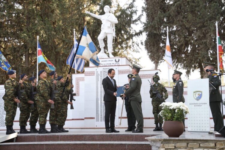 Τιμητική πλακέτα στον ΠτΔ της Κύπρου απο τον Δκτη της ΕΛΔΥΚ