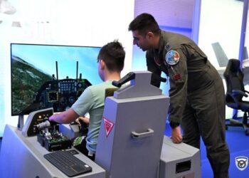 «Με Αρετή και Τόλμη»: Εντυπωσιακοί προσομοιωτές F-16 και F-35 στο μετρό Συντάγματος