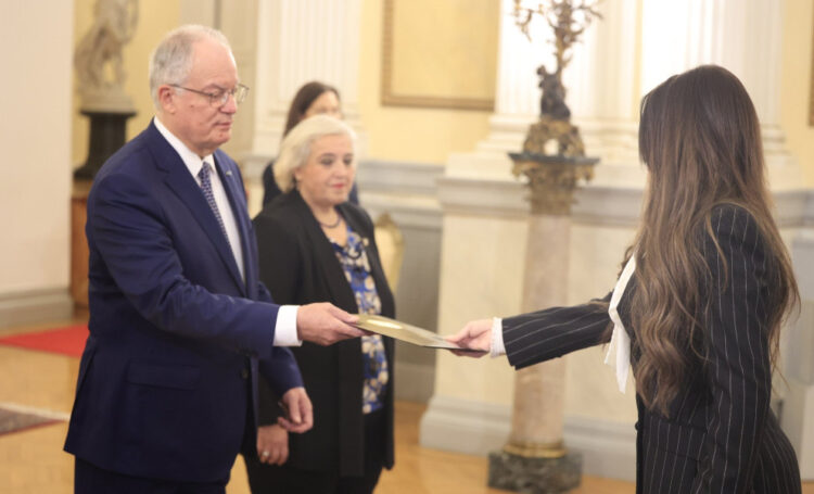 Η νέα πρέσβης των ΗΠΑ στην Ελλάδα, Κίμπερλι Γκίλφοϊλ, επιδίδει τα διαπιστευτήριά της στον Πρόεδρο της Δημοκρατίας