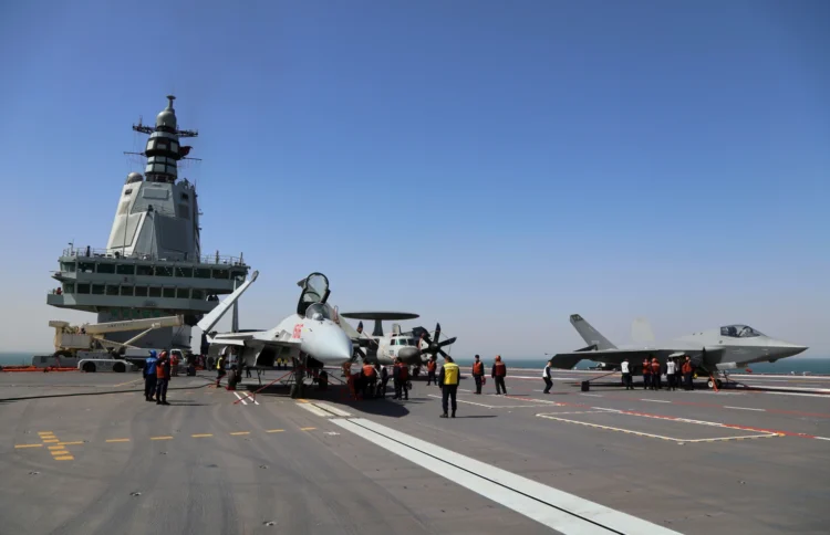 Η Κίνα έθεσε επίσημα σήμερα σε υπηρεσία το τρίτο αεροπλανοφόρο