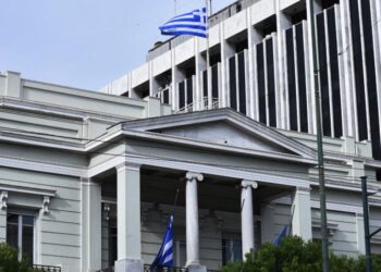 Αυστηρή απάντηση Αθήνας στη Μόσχα: «Απειλές κατά κυρίαρχων κρατών απορρίπτονται αυτοδικαίως»