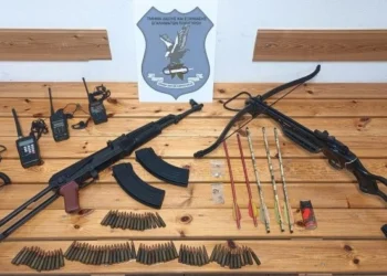 Θεσσαλονίκη: Συλλήψεις πατέρα και γιου για οπλισμό – Καλάσνικοφ, βαλλίστρα και πομποδέκτες σε αποθήκη