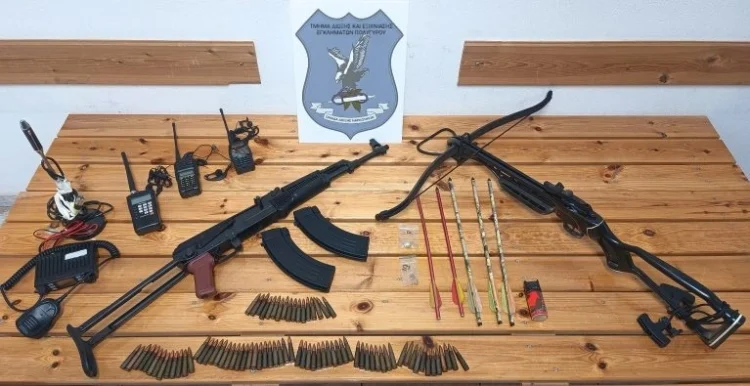 Θεσσαλονίκη: Συλλήψεις πατέρα και γιου για οπλισμό – Καλάσνικοφ, βαλλίστρα και πομποδέκτες σε αποθήκη