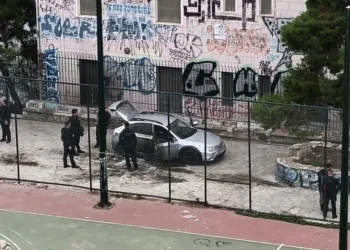 Επίθεση με μολότοφ σε αστυνομικούς της ΟΠΚΕ στα Εξάρχεια – Ένας τραυματίας