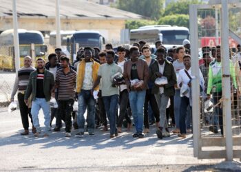 Αποκάλυψη : Οι δήθεν ανήλικοι λαθρομετανάστες μας δουλεύουν ψιλό γαζί