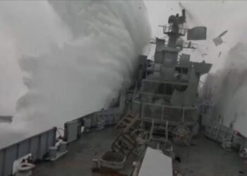 Άσκηση Aegir 25: Υποβρύχιο βυθίζει παροπλισμένη φρεγάτα σε πραγματική βολή