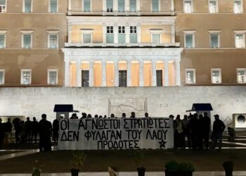 Ένταση στο Σύνταγμα: Παρέμβαση του Ρουβίκωνα στο Μνημείο του Αγνώστου Στρατιώτη