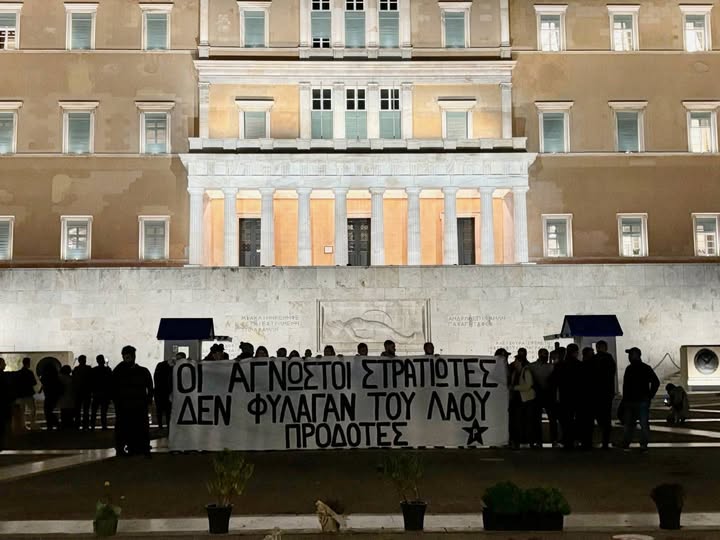 Ένταση στο Σύνταγμα: Παρέμβαση του Ρουβίκωνα στο Μνημείο του Αγνώστου Στρατιώτη