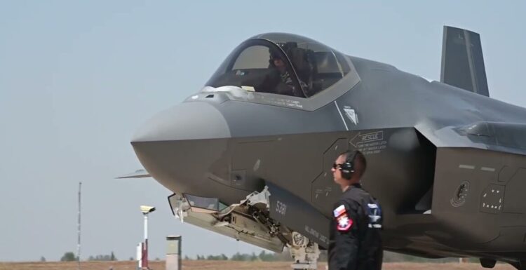 ο Ντόναλντ Τραμπd δήλωσε: οτι  «σκέφτεται  πολύ σοβαρά» το ενδεχόμενο πώλησης μαχητικών F-35 στην Τουρκία.