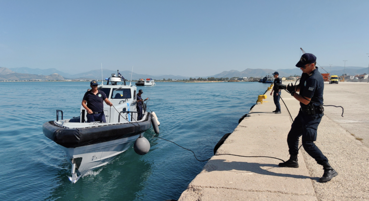 Η Περιφερειακή Ομάδας Δίωξης Ναρκωτικών (Π.Ο.ΔΙ.Ν.) του …Κεντρικού Λιμεναρχείου Πειραιά εν δράσει
