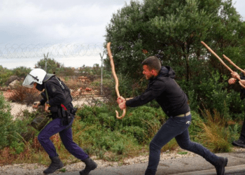 “Ξέφυγαν” οι Αγρότες στη Κρήτη …Επιθέσεις με ρίψη πετρών στις δυνάμεις της ΕΛ.ΑΣ