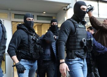 Το Ελληνικό FBI εντόπισε 3 καλάνσικοφ & πιστόλια με σιγαστήρα σε αυτοκίνητο