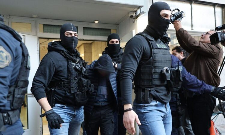 Το Ελληνικό FBI εντόπισε 3 καλάνσικοφ & πιστόλια με σιγαστήρα σε αυτοκίνητο