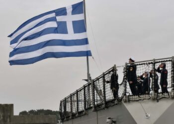 Η φρεγάτα «Κίμων» …Ύψωσε την Ελληνική Σημαία (φωτό)