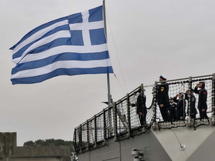 Η φρεγάτα «Κίμων» …Ύψωσε την Ελληνική Σημαία (φωτό)