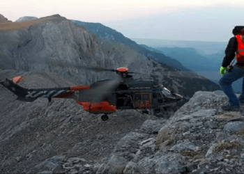 Eπιχείρηση Super Puma για τον απεγκλωβισμό του 40χρονου ορειβάτη