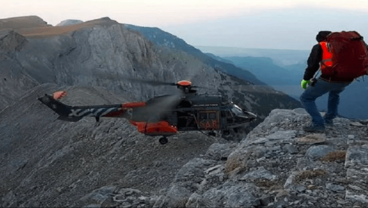 Eπιχείρηση Super Puma για τον απεγκλωβισμό του 40χρονου ορειβάτη