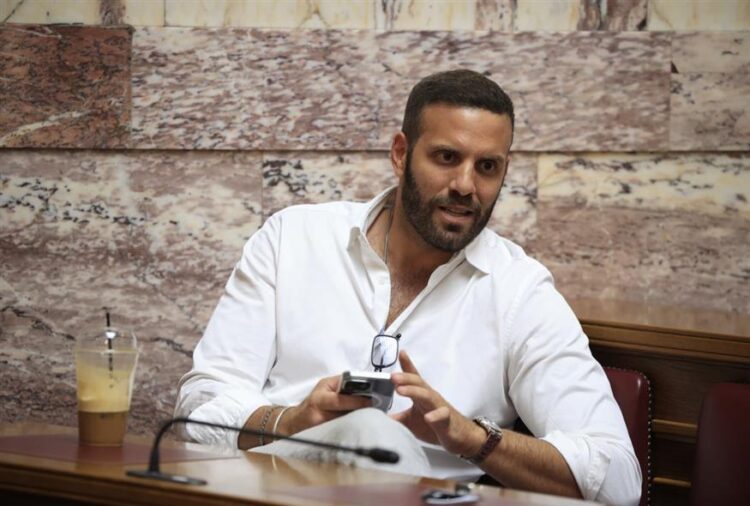 Καταγγελία για ξυλοδαρμό δημοσιογράφου από τον ευρωβουλευτή Νίκο Παππά –