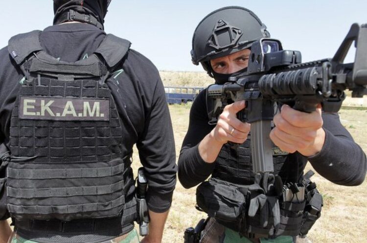 Τα παιδιά των ΕΚΑΜ τσουβάλιασαν τον …”Ρώσο Εκτελεστή της Greek Mafia” (video)