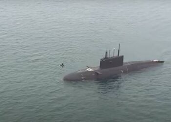 Ρωσικό υποβρύχιο συνόδευε κατασκοπευτικό πλοίο σε βρετανικά χωρικά ύδατα – Συναγερμός στο Λονδίνο