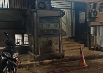 Επίθεση με μολότοφ στο ΑΤ Κυψέλης: Άγνωστοι στόχευσαν το κτίριο και διέφυγαν