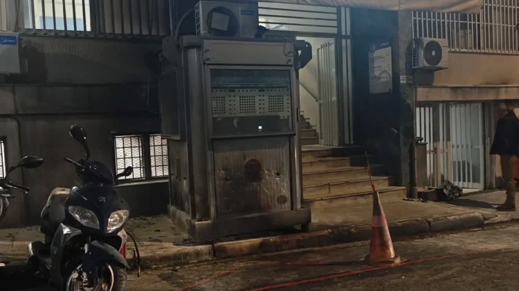 Επίθεση με μολότοφ στο ΑΤ Κυψέλης: Άγνωστοι στόχευσαν το κτίριο και διέφυγαν