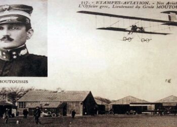 Ο Υπολοχαγός Μουτούσης υπερίπταται υπεράνω των τουρκικών οχυρών του Μπιζανίου, στην Ήπειρο.