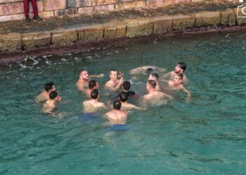 Εντυπωσίασαν τα Θεοφάνεια στο λιμάνι της Χίου. (video)