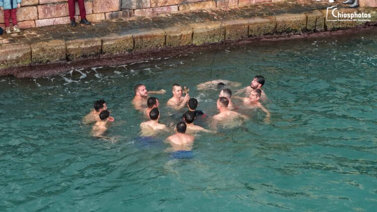 Εντυπωσίασαν τα Θεοφάνεια στο λιμάνι της Χίου. (video)