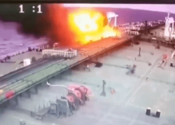 Βίντεο από τη στιγμή της επίθεσης – Drone χτυπά το ελληνικών συμφερόντων τάνκερ στη Μαύρη Θάλασσα