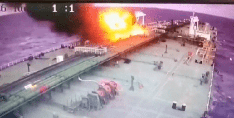 Βίντεο από τη στιγμή της επίθεσης – Drone χτυπά το ελληνικών συμφερόντων τάνκερ στη Μαύρη Θάλασσα