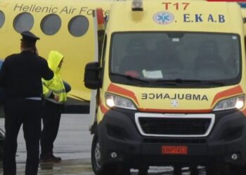 Προσγειώθηκε στη Θεσσαλονίκη το αεροσκάφος του ΕΚΑΒ με  τους τραυματίες οπαδούς του ΠΑΟΚ