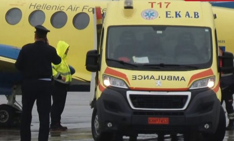 Προσγειώθηκε στη Θεσσαλονίκη το αεροσκάφος του ΕΚΑΒ με τους τραυματίες οπαδούς του ΠΑΟΚ