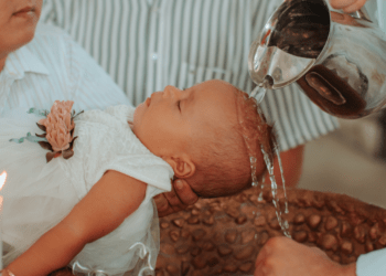 Όταν έρχεται η πρώτη βάπτιση: τι να προσέξεις ως γονιός