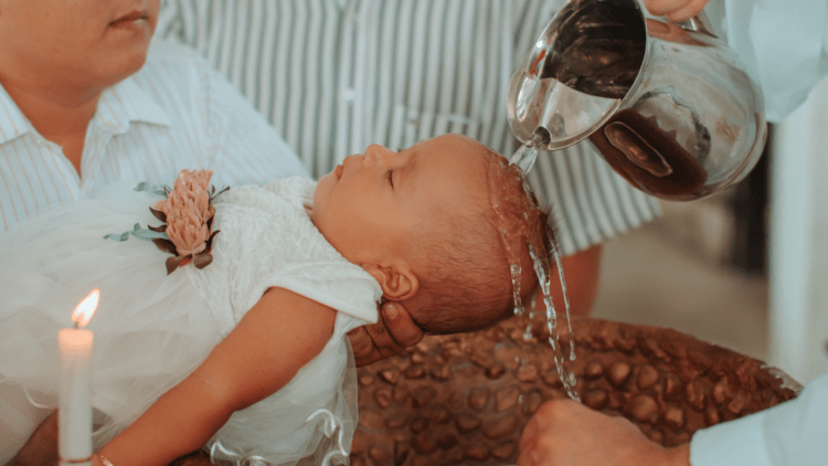 Όταν έρχεται η πρώτη βάπτιση: τι να προσέξεις ως γονιός