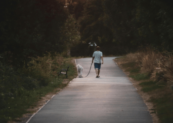 Περπάτημα όλη μέρα: Τι χρειάζεται να προσέξει ένας άντρας